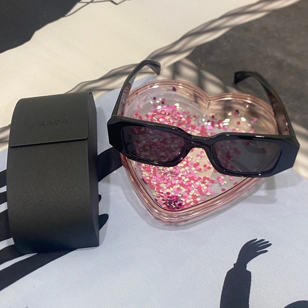 Sleek Black Rectangular Sunglasses